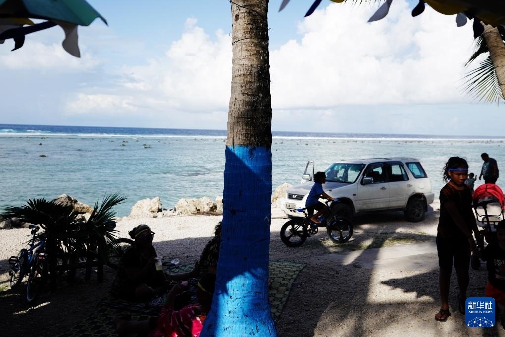 1月20日，當(dāng)?shù)厝嗽阼斠惶幒┬蓍e娛樂。新華社記者 王申 攝