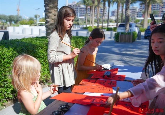 小朋友體驗書法創(chuàng)作。人民網(wǎng) 塔里克·易卜拉欣攝