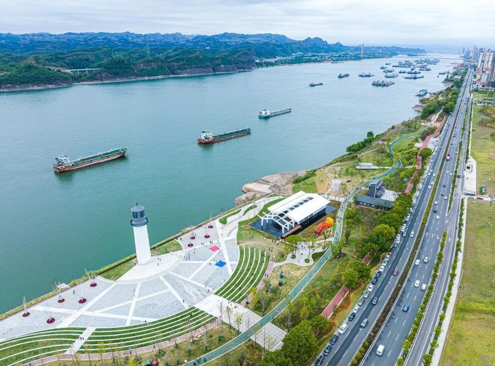 △湖北宜昌市濱江公園燈塔廣場。該廣場是在實施岸線復(fù)綠等綜合措施后，由老舊碼頭改造而成。