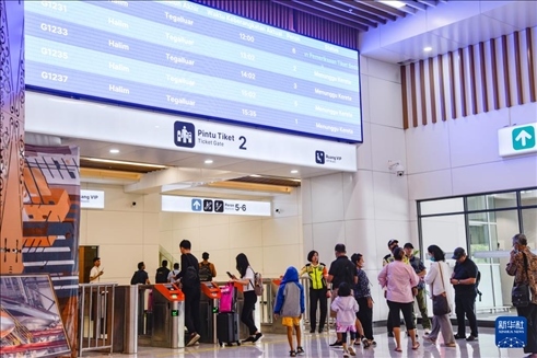 1月24日，在印度尼西亞雅加達(dá)哈利姆站候車大廳，乘客刷票前往站臺。新華社記者 徐欽 攝