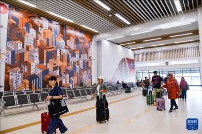 1月24日，在印度尼西亞雅加達(dá)哈利姆站，乘客在候車大廳內(nèi)行走。新華社記者 徐欽 攝