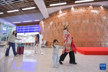 1月24日，在印度尼西亞雅加達(dá)哈利姆站，乘客在候車大廳內(nèi)行走。新華社記者 徐欽 攝