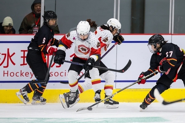 雙方球員爭搶。中國冰球協(xié)會供圖