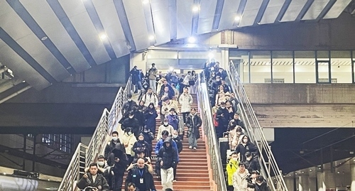 2024年鐵路春運(yùn)今日啟動(dòng)，旅客進(jìn)入站臺(tái)準(zhǔn)備乘車。人民網(wǎng)記者 喬雪峰攝