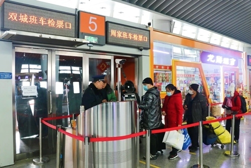 哈西公路客運(yùn)站內(nèi)旅客檢票排隊(duì)上車。黑龍江省交通運(yùn)輸廳供圖