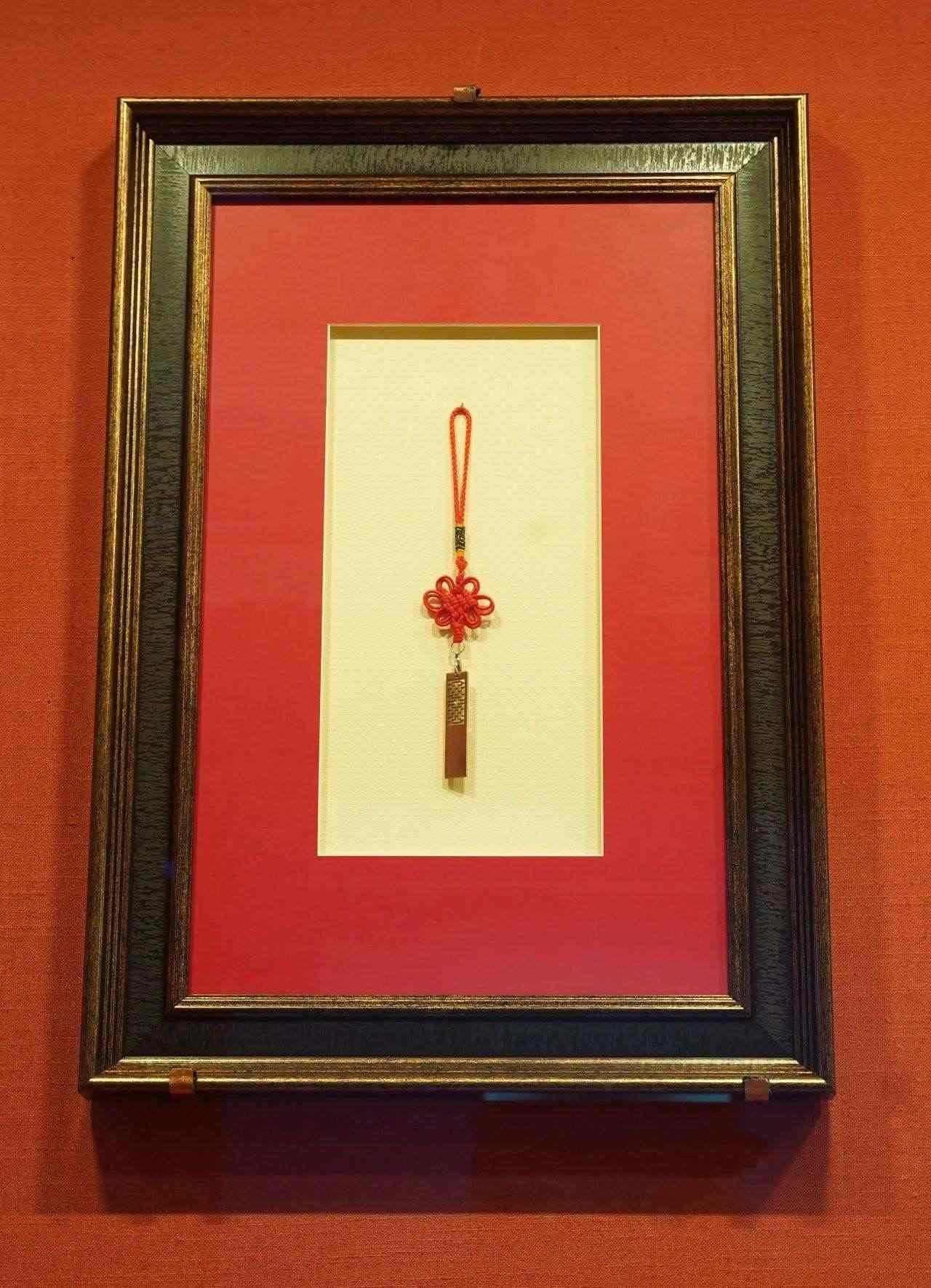 2017年5月，時任肯尼亞總統(tǒng)烏胡魯·肯雅塔贈送習(xí)近平主席的蒙內(nèi)鐵路紀念U盤。