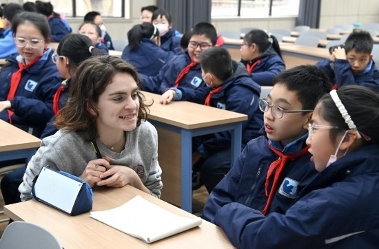  2023年12月18日，在西安新城區(qū)后宰門(mén)小學(xué)進(jìn)行的中法校園文化周法語(yǔ)語(yǔ)言沙龍上，西安法語(yǔ)聯(lián)盟的老師與學(xué)生進(jìn)行互動(dòng)。新華社記者 劉瀟 攝