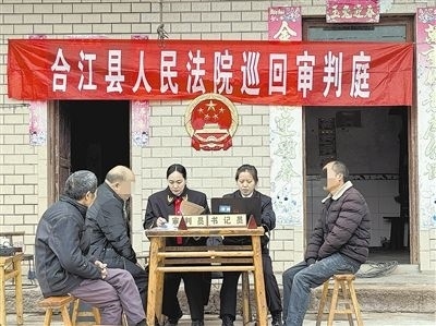  圖②：巡回審理現(xiàn)場。