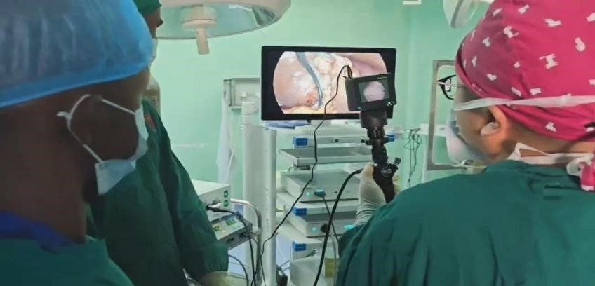 吳巍醫(yī)生（右一）在開展雙鏡聯(lián)合手術(shù)。中國(guó)援桑醫(yī)療隊(duì)供圖