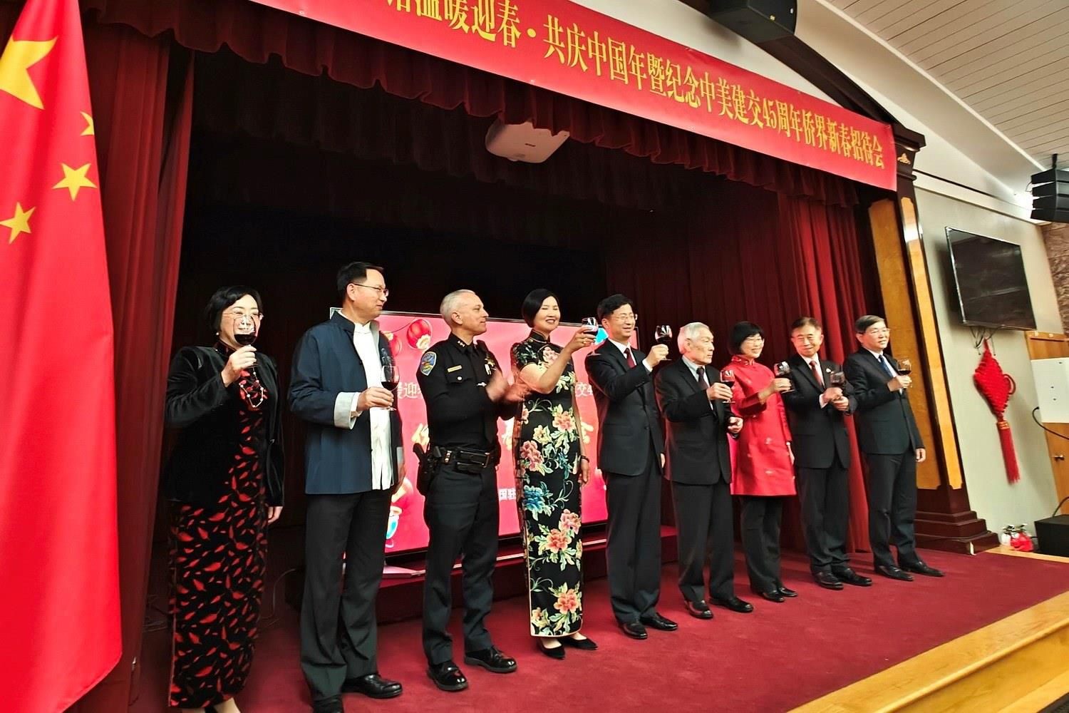 僑胞代表與駐舊金山總領(lǐng)館官員合影。主辦方供圖