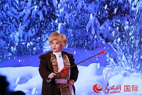 現(xiàn)代京劇《智取威虎山》選段《打虎上山》。人民網(wǎng) 許可攝