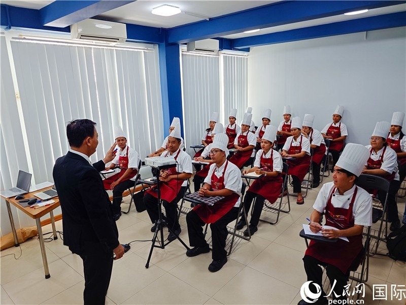 教師向?qū)W員授課。人民網(wǎng)記者 謝佳君攝