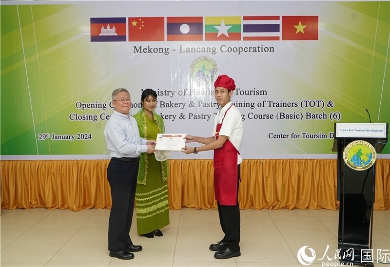 潘峰參贊向?qū)W員頒發(fā)證書。人民網(wǎng)記者 謝佳君攝