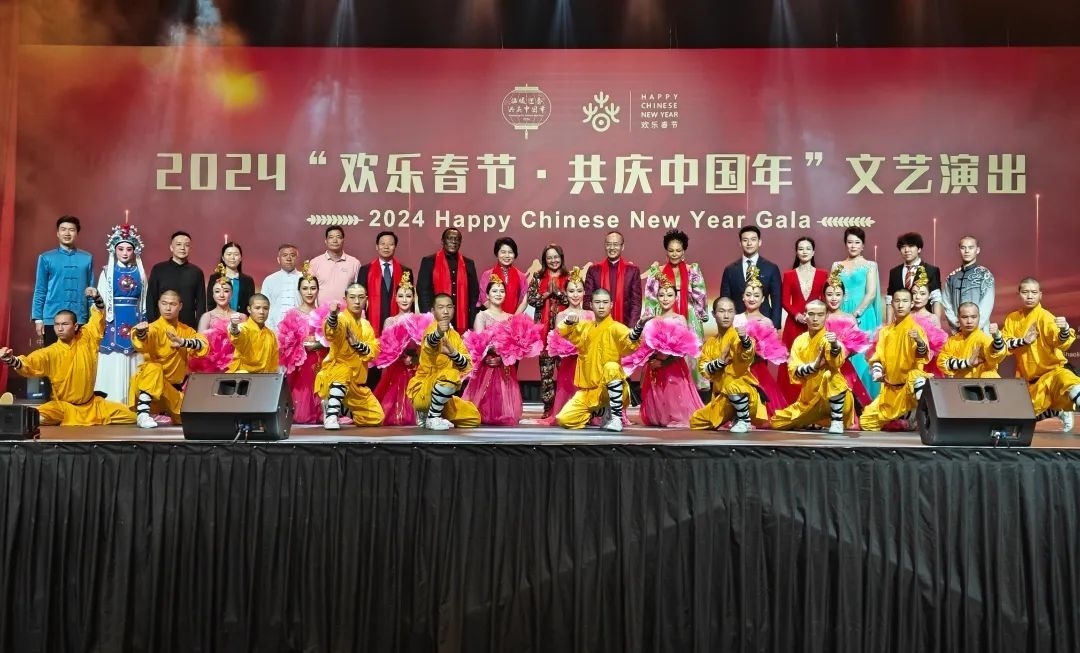 全體嘉賓和演員合影。中國(guó)駐南非大使館供圖