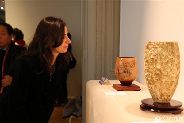 嘉賓和公眾參觀“絲路瓷行”——中國景德鎮(zhèn)陶瓷文化特展。人民網(wǎng)記者 尚凱元攝