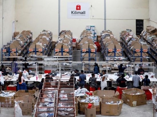 2023年11月11日，在肯尼亞姆洛隆戈，Kilimall員工在倉庫內(nèi)工作。新華社記者 李亞輝 攝