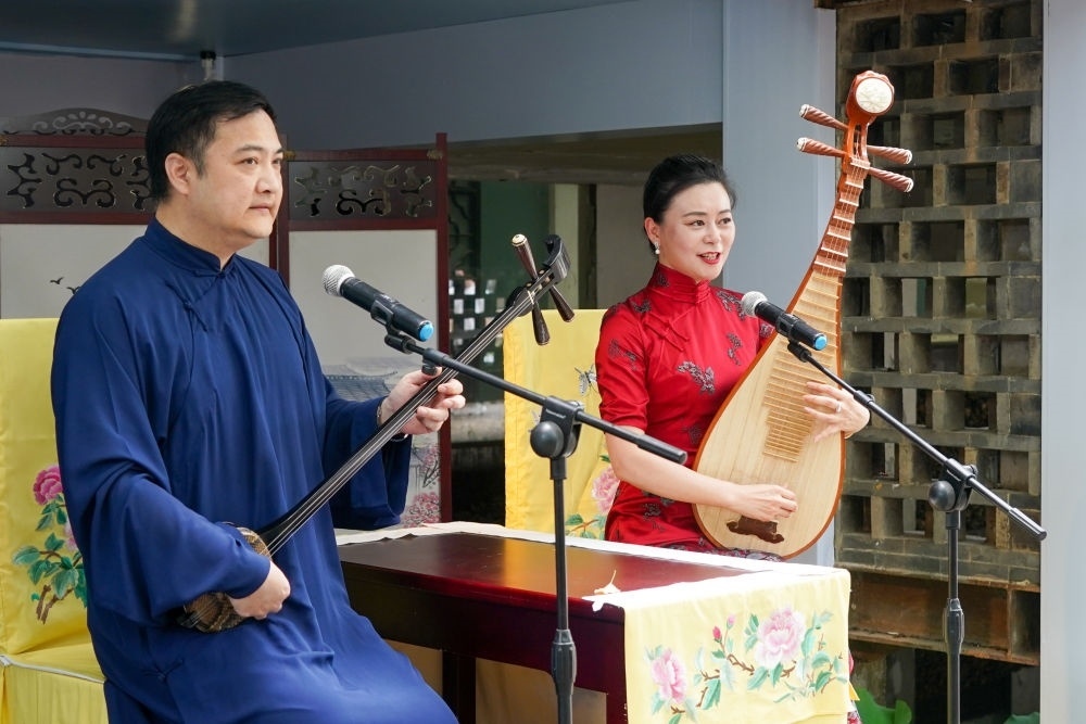 評彈藝人在蘇州平江路上的一家評彈店內(nèi)進(jìn)行表演（2023年7月7日攝）。新華社記者 李博 攝