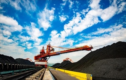 國家能源集團(tuán)黃驊港煤堆場堆料機正在作業(yè)。受訪者供圖