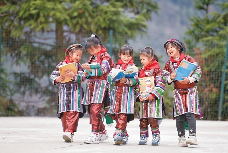 位于貴州省黔東南苗族侗族自治州從江縣大山深處的西山鎮(zhèn)中寨教學(xué)點(diǎn)，是一所全校均為瑤族學(xué)生的“微小學(xué)”。近年來(lái)，隨著教學(xué)條件逐漸改善，學(xué)校發(fā)生了翻天覆地的變化。圖為2023年2月16日，領(lǐng)到新書(shū)的瑤族學(xué)生在一起交流。 新華社記者 楊文斌/攝