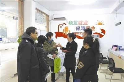  圖③：調(diào)解后，法官現(xiàn)場向當事人做釋法析理工作。