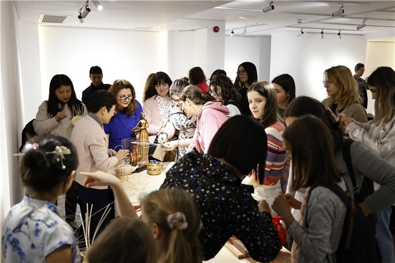 羅馬尼亞觀眾體驗(yàn)安溪竹藤編技藝。 布加勒斯特中國(guó)文化中心供圖