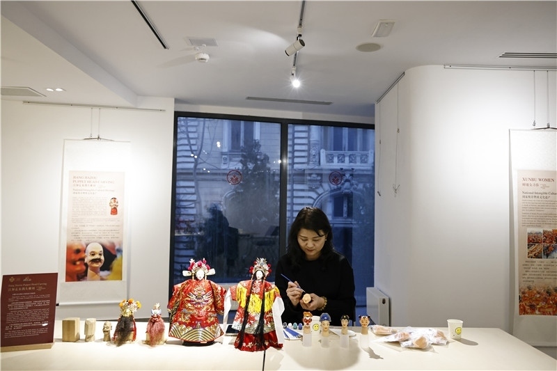 中國(guó)泉州的非遺大師制作江加走木偶頭雕刻。 布加勒斯特中國(guó)文化中心供圖_副本