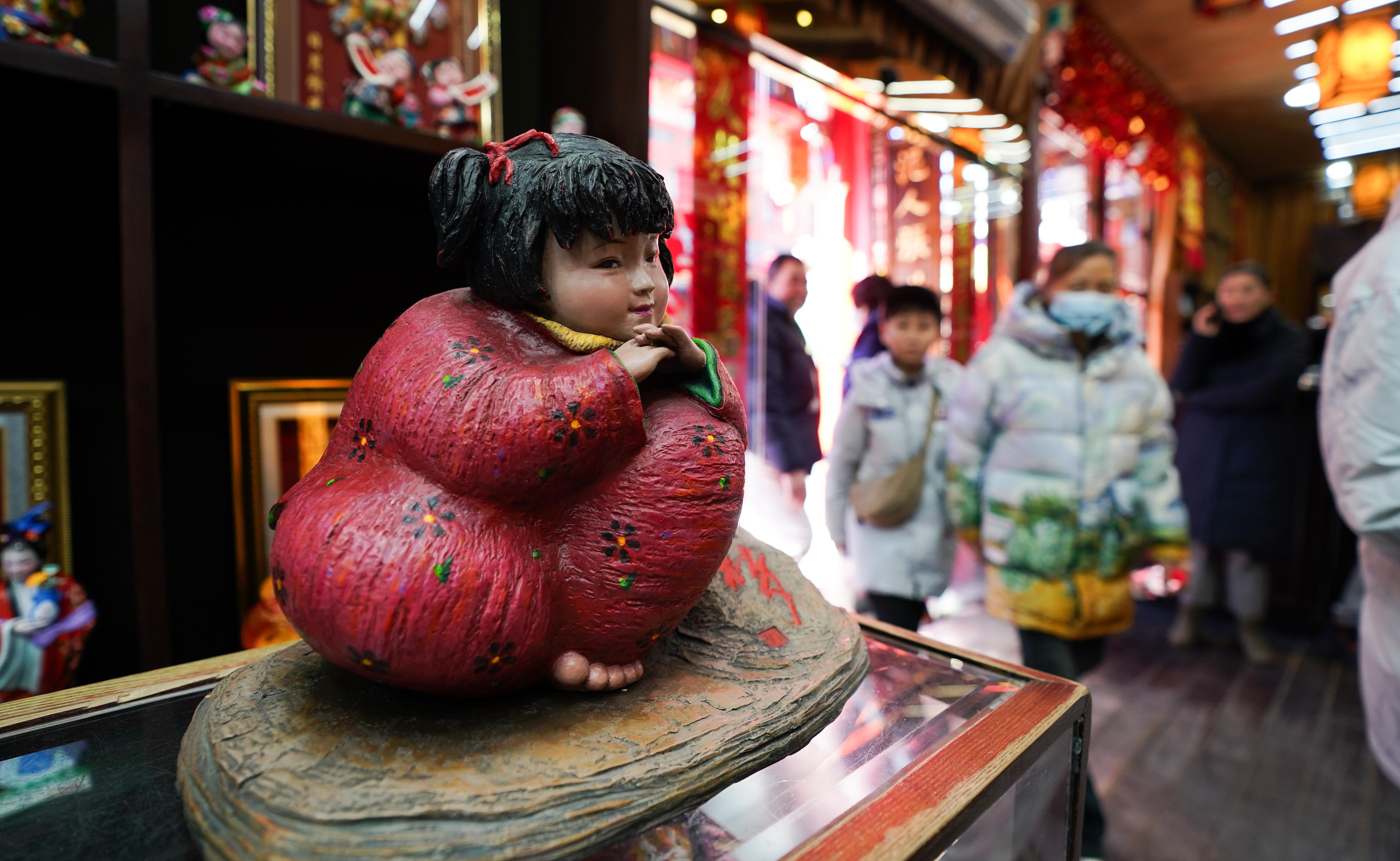 △泥人張彩塑是天津的傳統(tǒng)民間手工藝品，為天津市首批國(guó)家級(jí)非物質(zhì)文化遺產(chǎn)。（總臺(tái)國(guó)廣記者李晉拍攝）