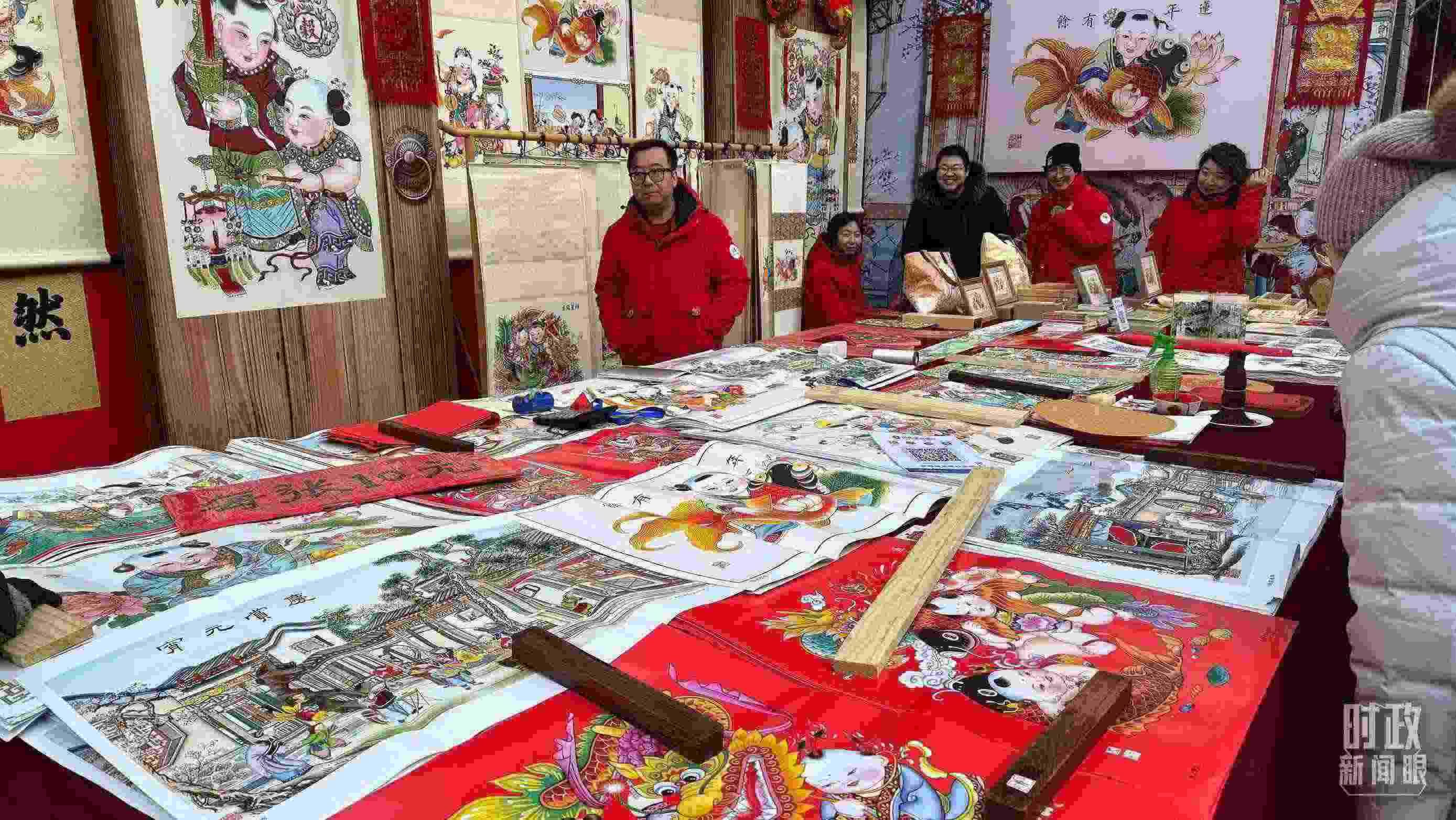 △市民們正在天津古文化街選購(gòu)年畫(huà)。（總臺(tái)央視記者黎兵拍攝）