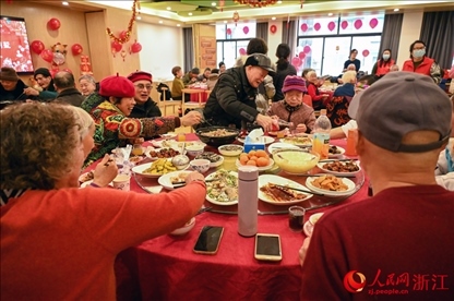 老人們享用公益年夜飯。人民網(wǎng)記者 葉賓得攝