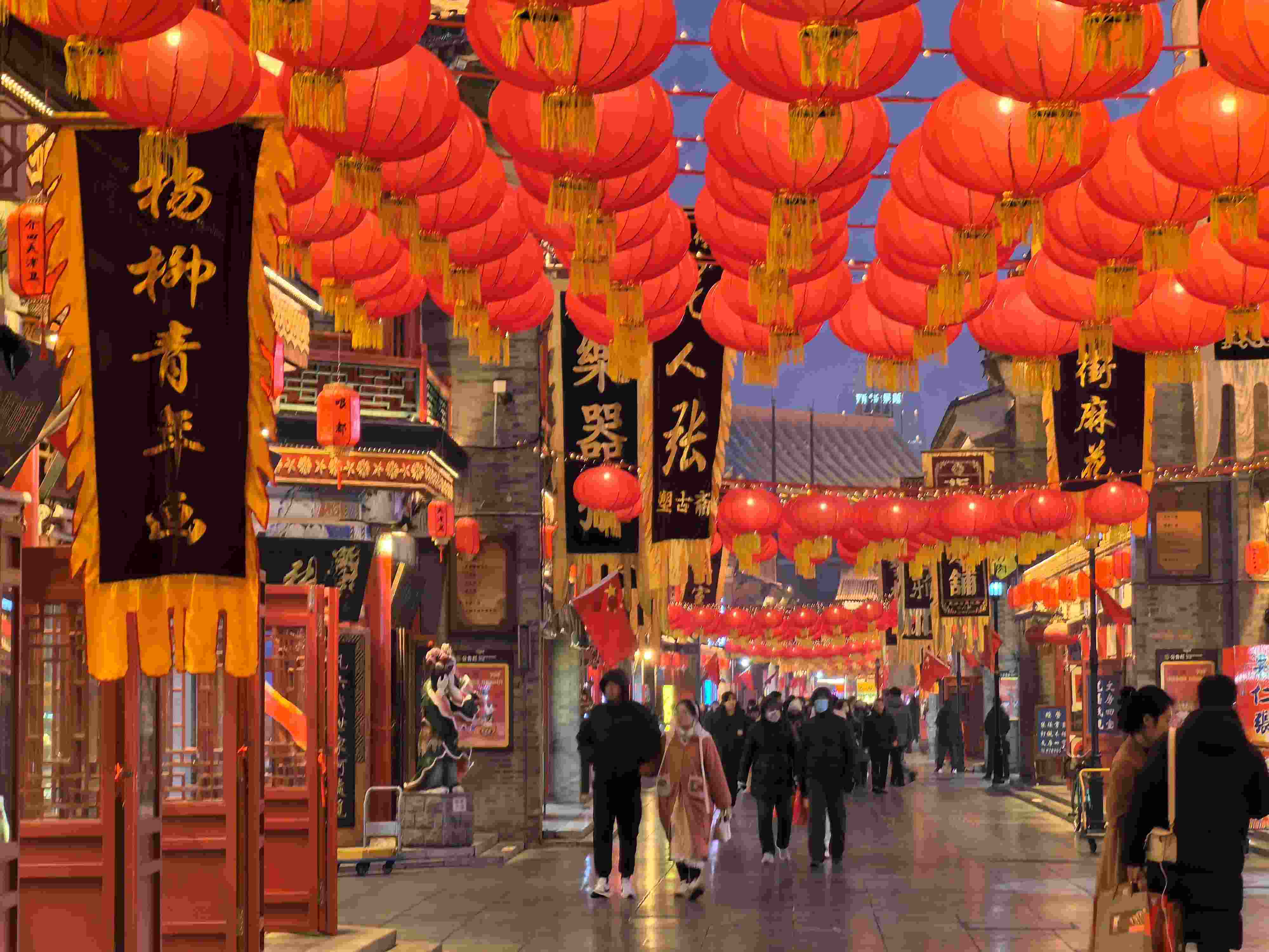 △春節(jié)臨近，古文化街上年味兒漸濃。（總臺(tái)央廣記者潘毅拍攝）