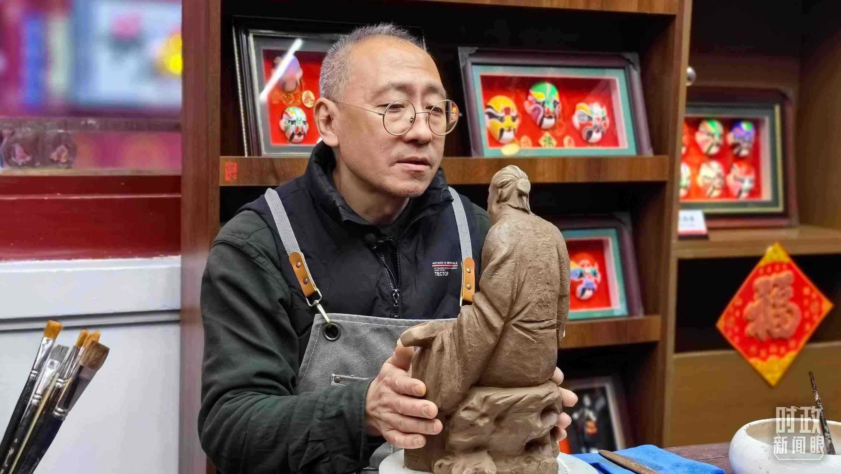 △“泥人張”的匠人正在雕塑。（總臺(tái)央視記者潘毅拍攝）