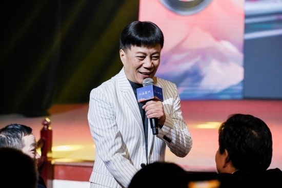 “何以中國·向海泉州”網(wǎng)絡(luò)主題活動現(xiàn)場，陳百潭演出時與觀眾互動。泉州廣播電視臺供圖