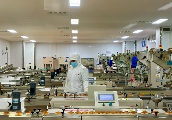 盼盼5G智慧工廠生產(chǎn)線正在進行產(chǎn)品質(zhì)檢。人民網(wǎng)記者 金慧慧攝