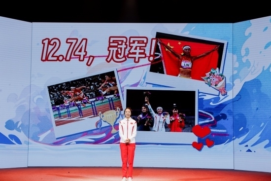 “何以中國·向海泉州”網(wǎng)絡(luò)主題活動現(xiàn)場，林雨薇講述奪冠經(jīng)歷。泉州廣播電視臺供圖