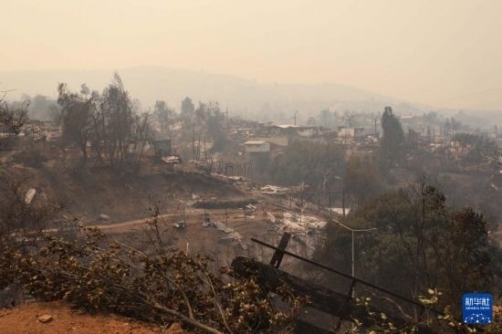 這是2月3日在智利瓦爾帕萊索大區(qū)比尼亞德爾馬市拍攝的在森林火災中燒毀的房屋。新華社發(fā)