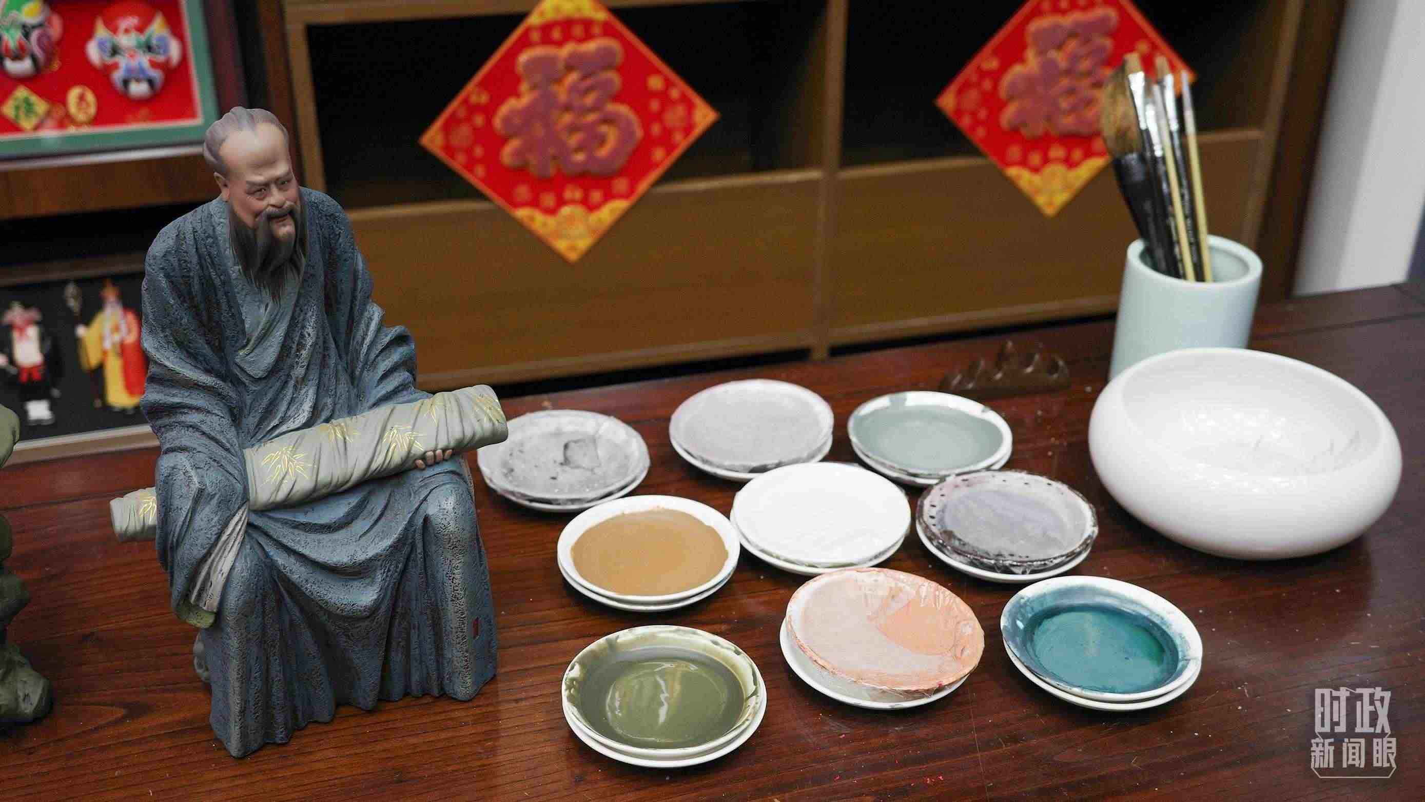 △天津古文化街，泥人張店鋪的上色顏料展示。（總臺央視記者覃思拍攝）