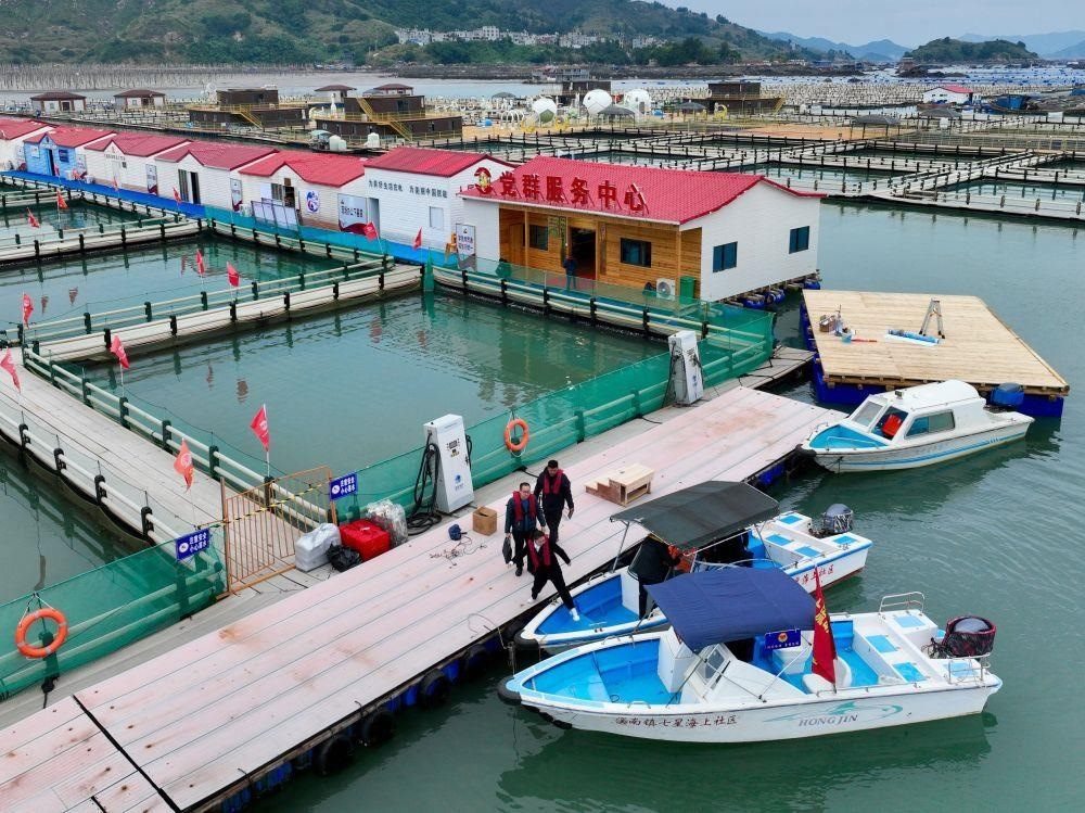△2023年11月14日，福建寧德市霞浦縣溪南鎮(zhèn)七星海上社區(qū)的工作人員，前往轄區(qū)漁排進(jìn)行民情走訪。