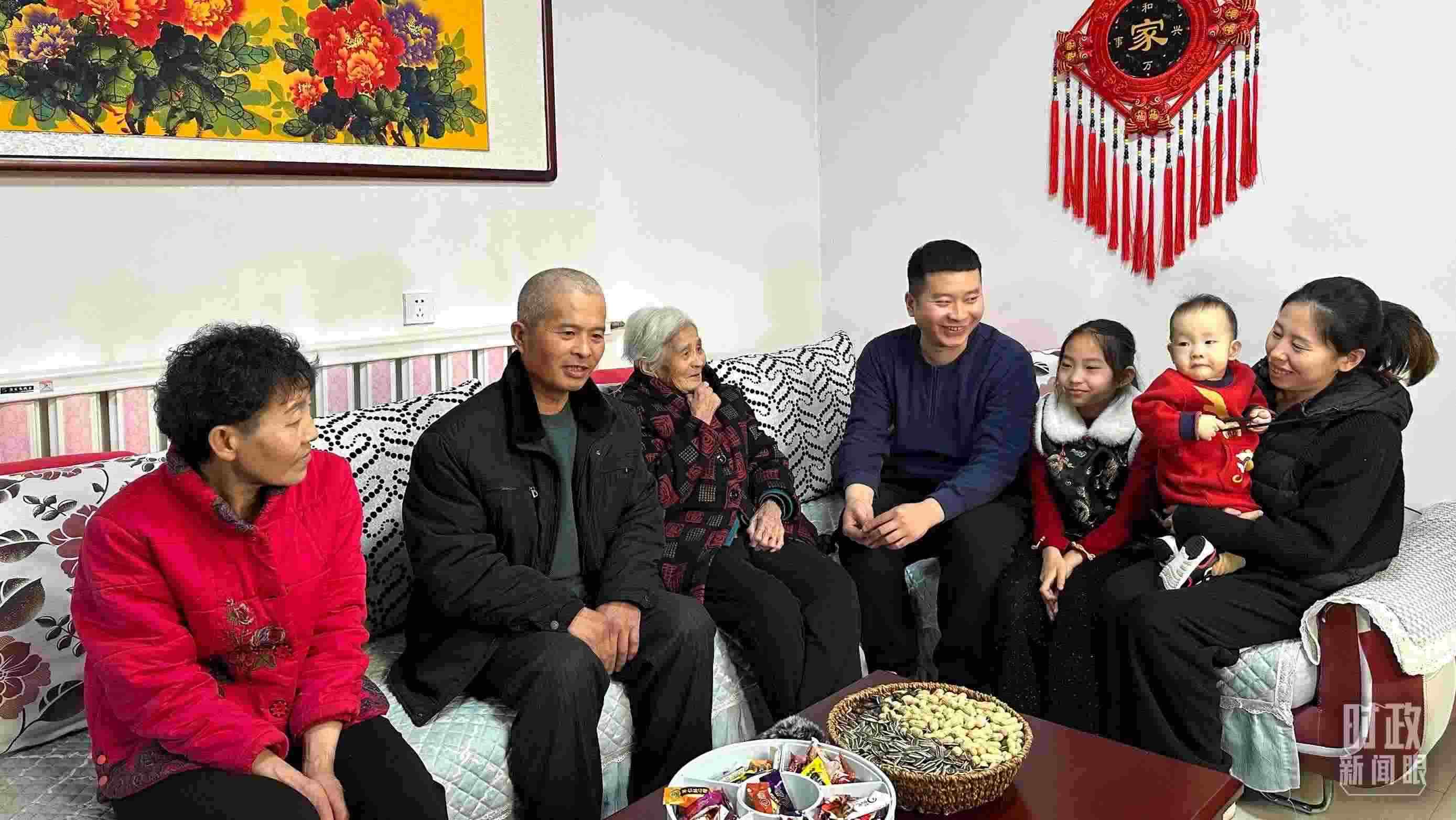 △第六埠村村民杜洪剛一家。（總臺央視記者趙化拍攝）