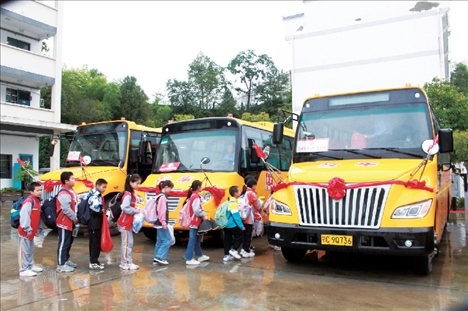 △2023年9月28日，湖北竹山縣校園直通車全域開通后，學(xué)生在有序排隊(duì)乘車。第二批主題教育開展后，竹山縣將實(shí)施農(nóng)村道路暢通工程作為為民辦實(shí)事的重要內(nèi)容。