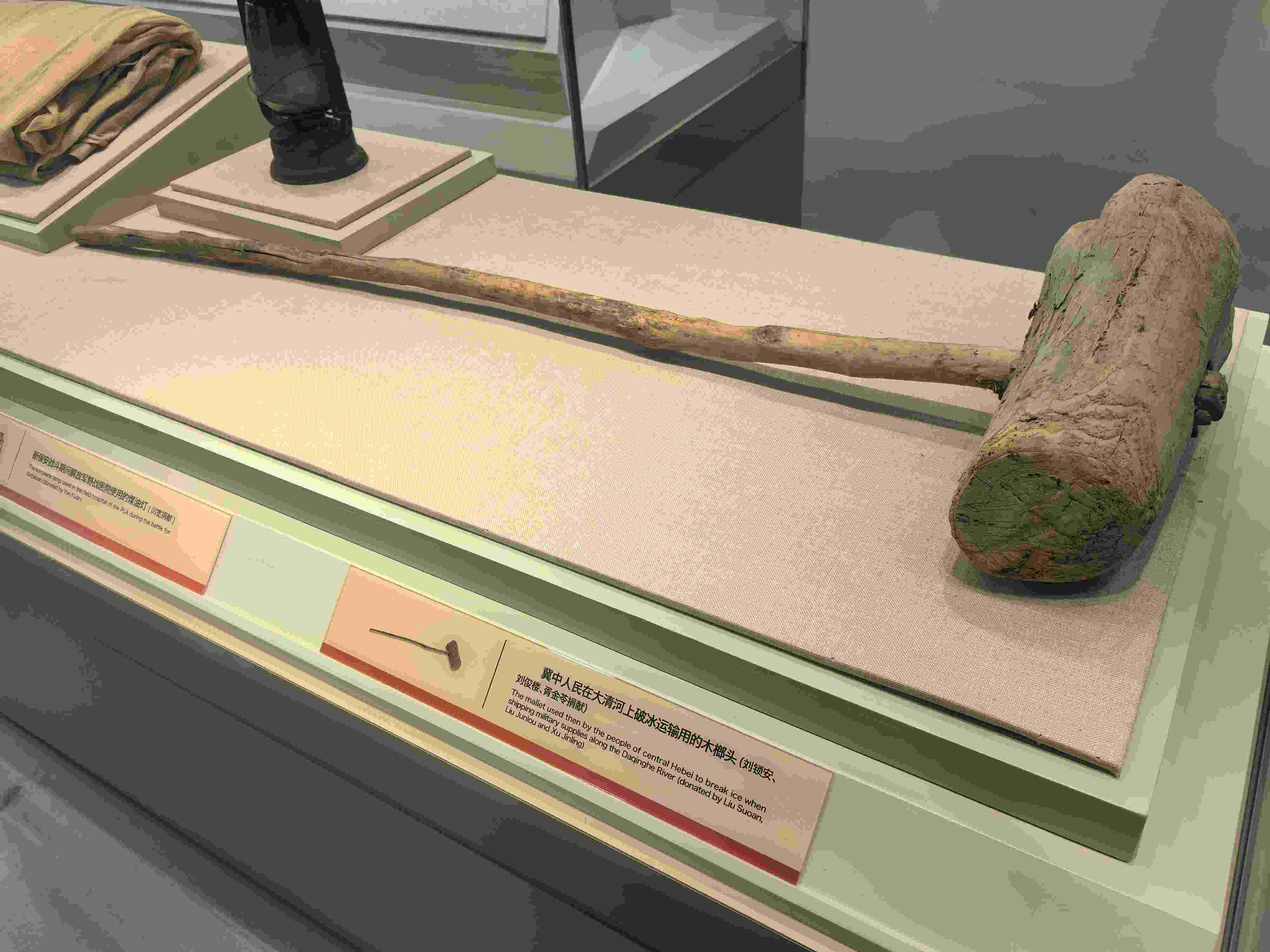 △冀中人民在大清河上破冰運(yùn)輸用的木榔頭。（總臺(tái)央廣記者潘毅拍攝）