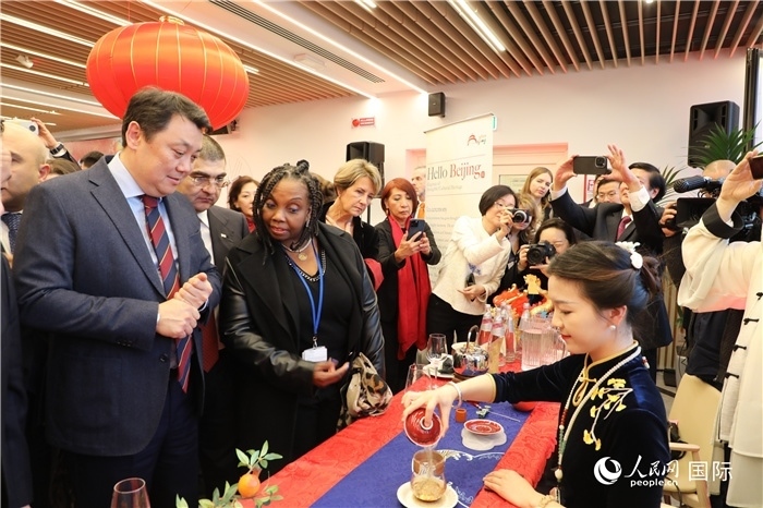 到訪嘉賓欣賞中國茶藝并品茶。 