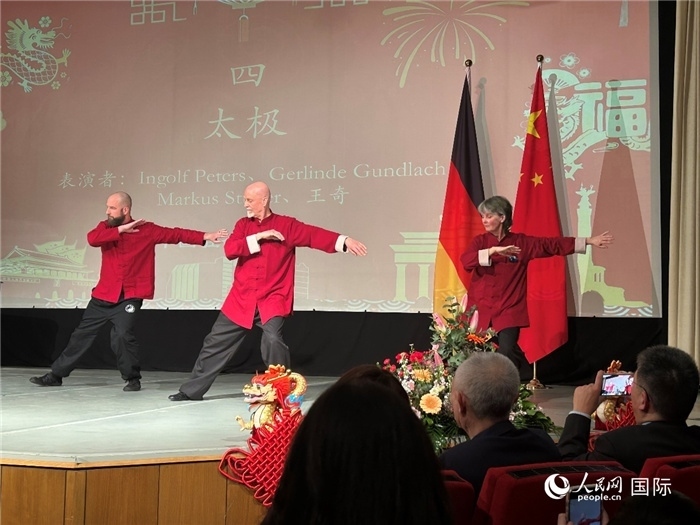 太極，表演者：Ingolf Peters、Gerlinde Gundlach、Markus Stüber