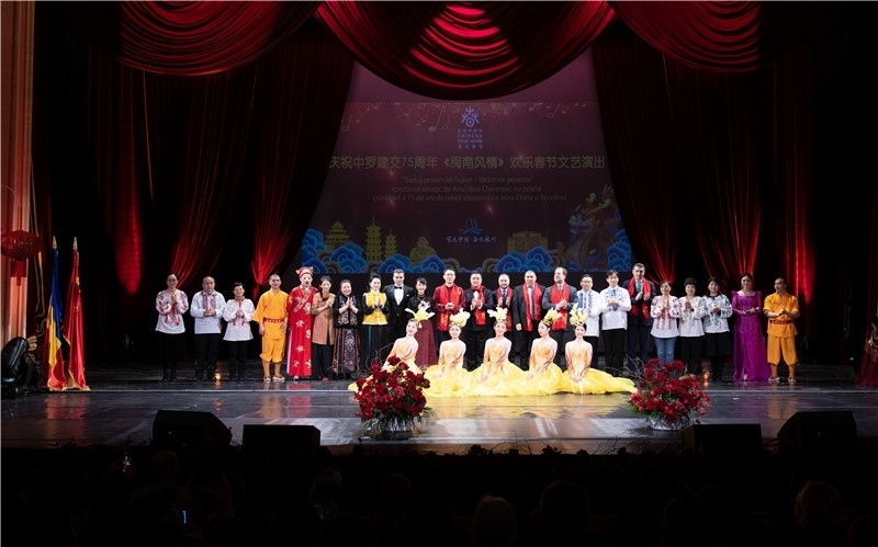 圖為韓大使、羅政府高官與泉州藝術(shù)團演員合影。中國駐羅大使館文化處供圖。