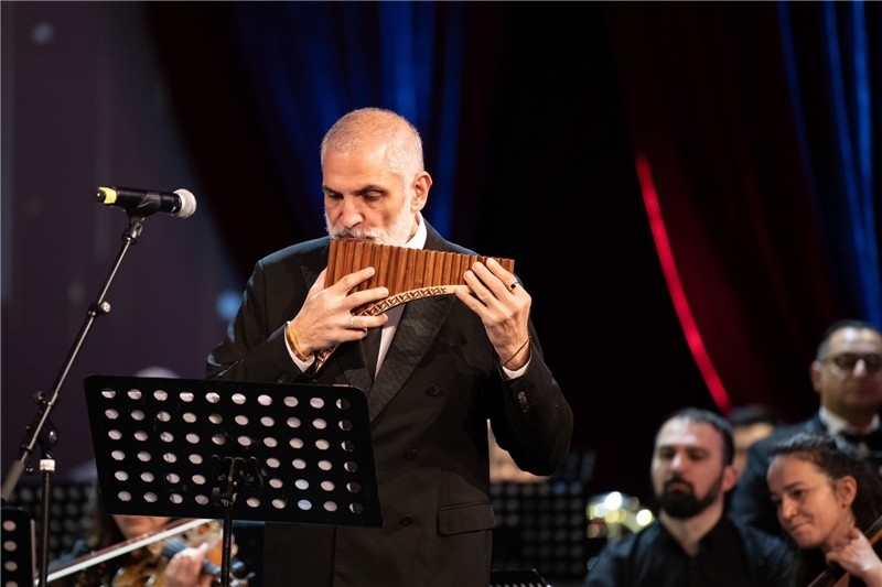 圖為著名排簫大師達米安·德拉吉奇在領(lǐng)銜演奏中國經(jīng)典曲目。 中國駐羅大使館文化處供圖。