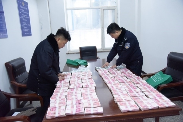 民警清點(diǎn)涉案資金。磐石市公安局供圖