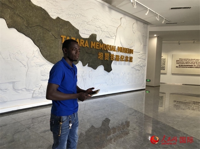 當(dāng)?shù)毓ぷ魅藛T向記者講解。人民網(wǎng)記者 黃培昭攝