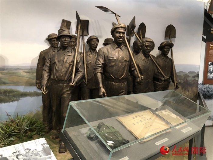 紀(jì)念園中展覽的筑路場景 。人民網(wǎng)記者 黃培昭攝