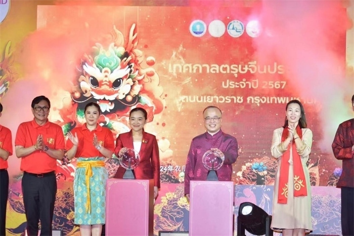 泰國旅游與體育部長素妲婉、中國駐泰國使館公使吳志武代表中泰雙方同時觸按水晶球點亮龍頭彩燈。中國駐泰國使館供圖
