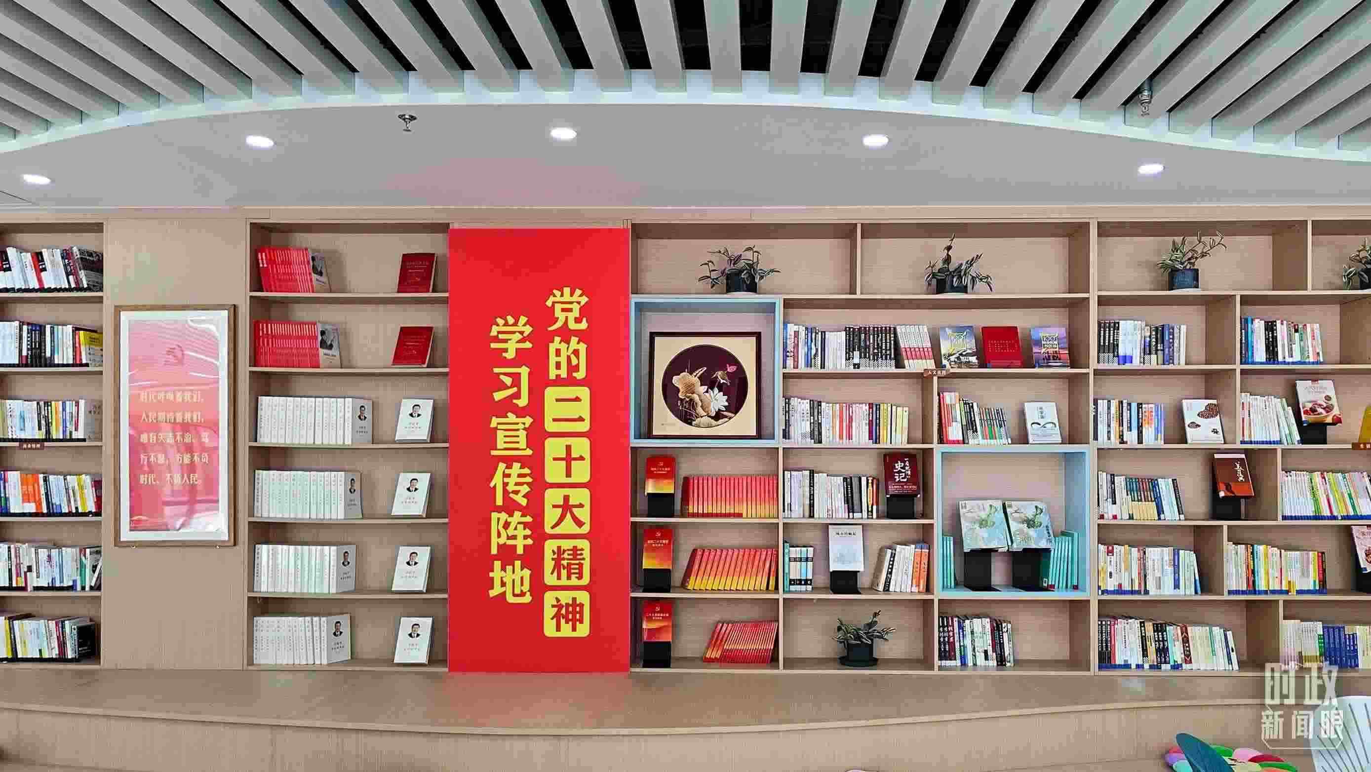 △雄安新區(qū)南文營社區(qū)黨群服務(wù)中心。2023年5月，習(xí)近平在這里強(qiáng)調(diào)要構(gòu)筑新時(shí)代宜業(yè)宜居的“人民之城”。（總臺(tái)央視記者楊立峰拍攝）