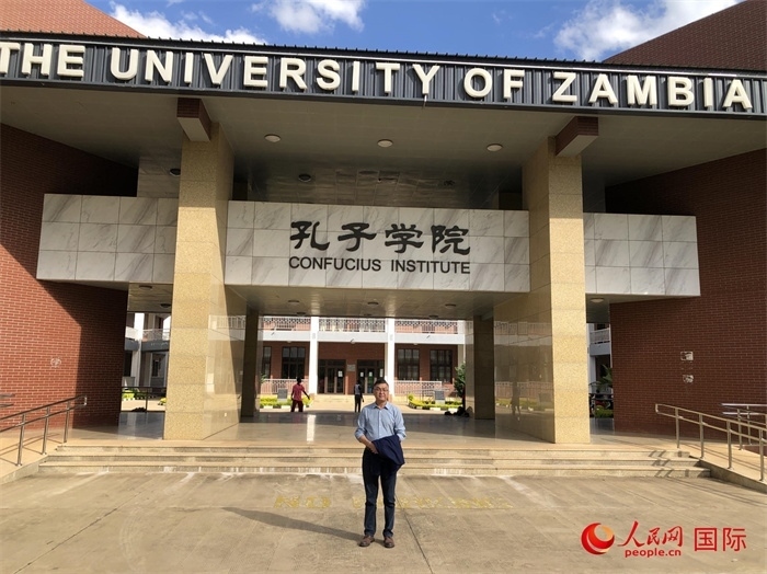 贊大孔院中方院長樊國平在孔院大門前 人民網(wǎng)記者 黃培昭攝